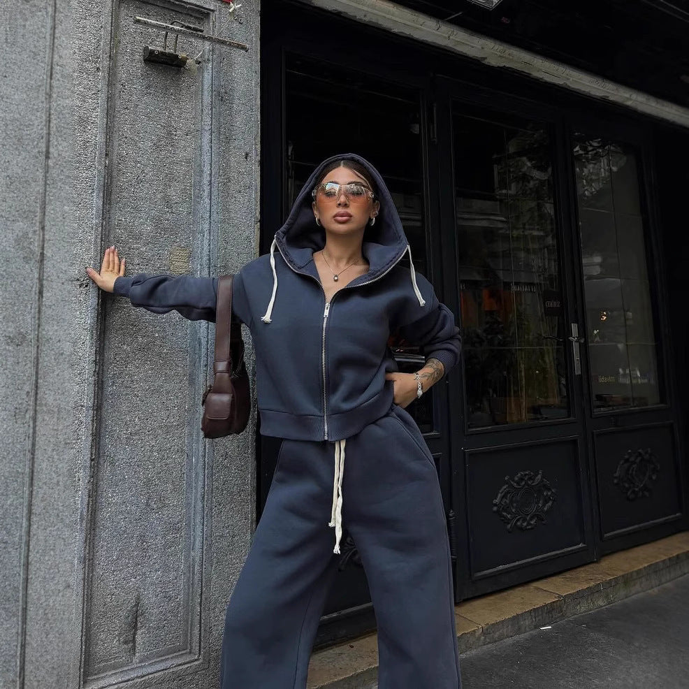 Damen Zweiteiliges Loungewear-Set mit kurz geschnittener Zip-Kapuzenjacke und weitem High-Waist-Jogger – Élanora