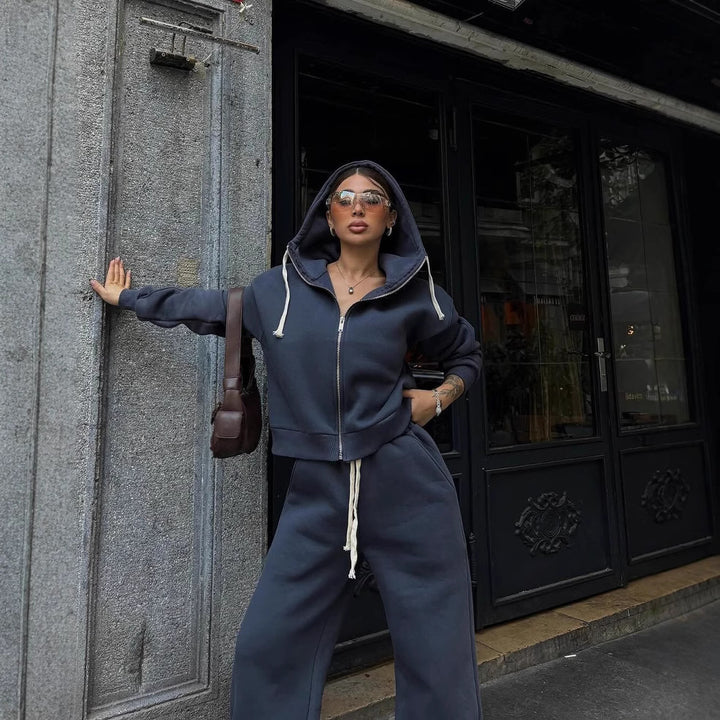 Damen Zweiteiliges Loungewear-Set mit kurz geschnittener Zip-Kapuzenjacke und weitem High-Waist-Jogger – Élanora