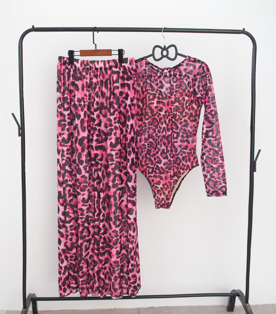 Damen modisches Badeoutfit mit langärmeligen Oberteil und lässigen Pants Echo Archiv