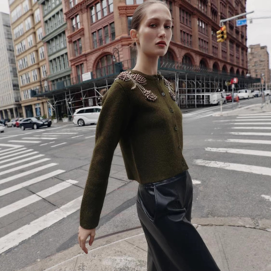 Damen Kurze Bouclé-Strickjacke mit Perlen- und Perlenapplikation an den Schultern Echoarchiv