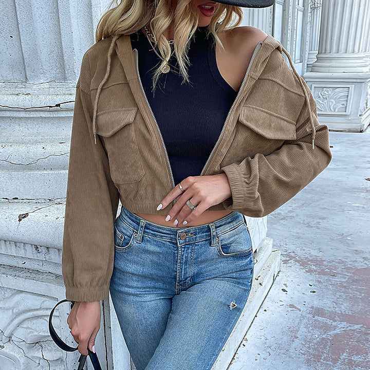 Damen Kurz geschnittene Cordjacke mit Kapuze, Reißverschluss und Pattentaschen – Célinea