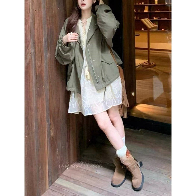 Damen Boxy-Kurzjacke im Oversize-Schnitt mit Stehkragen, Tunnelzugsaum und Klappentaschen Echoarchiv