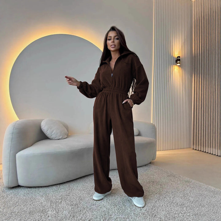 Damen eleganter Lounge-Overall mit elastischer Taillenpartie, Stehkragen, Reißverschluss und weitem Bein – Solévia