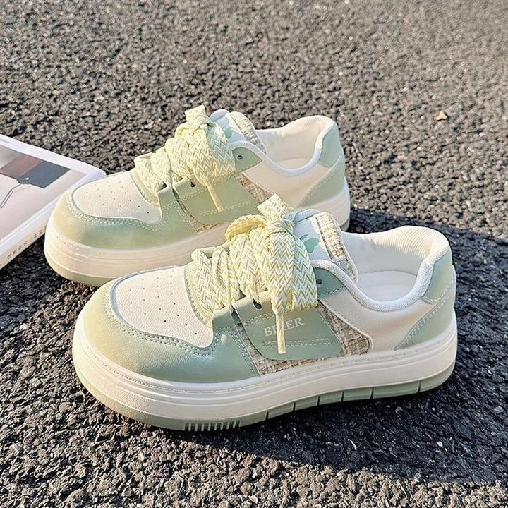 Damen Freizeit-Sneaker mit zweilagiger Wedgesohle, Tweedpaneel und geflochtenen Schnürsenkeln – Névara