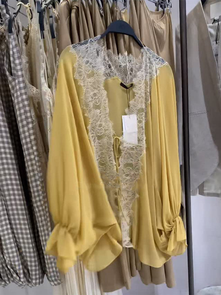 Damen Blusenjacke mit Spitzeneinsatz, tiefem V und Ballonärmel Echoarchiv