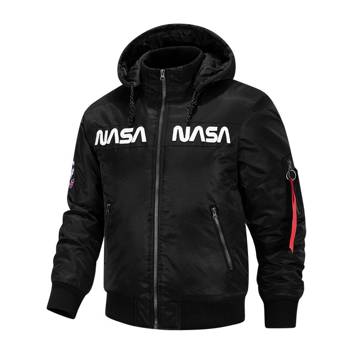Männermantel mit Kapuze, von der Luftfahrt inspiriert, isolierte Bomberjacke mit gesticktem Logo auf der Brust und Utility-Tasche am Ärmel Echo Archiv