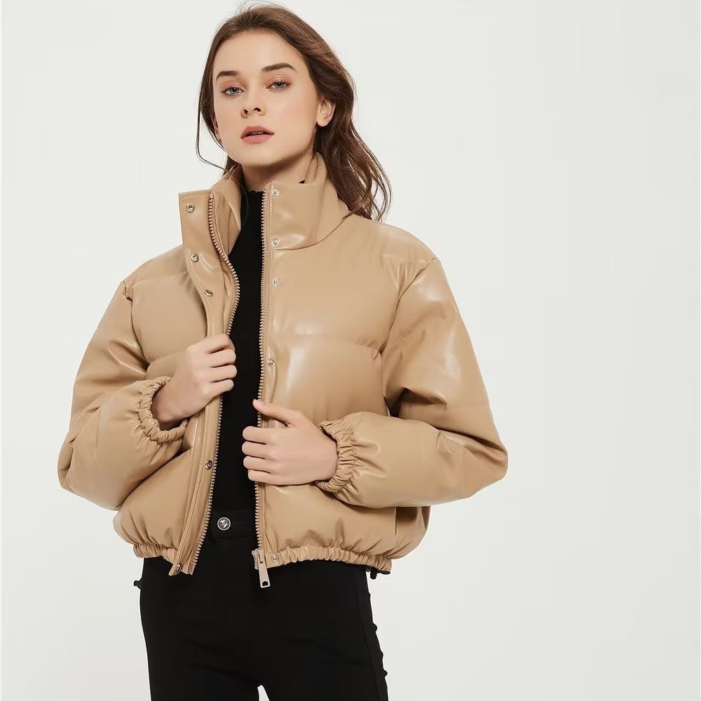 Damen kurze gesteppte Kunstleder-Steppjacke mit hohem Stehkragen, Druckknopf-Leiste und verstellbarem Kordelzugsaum – Célinea