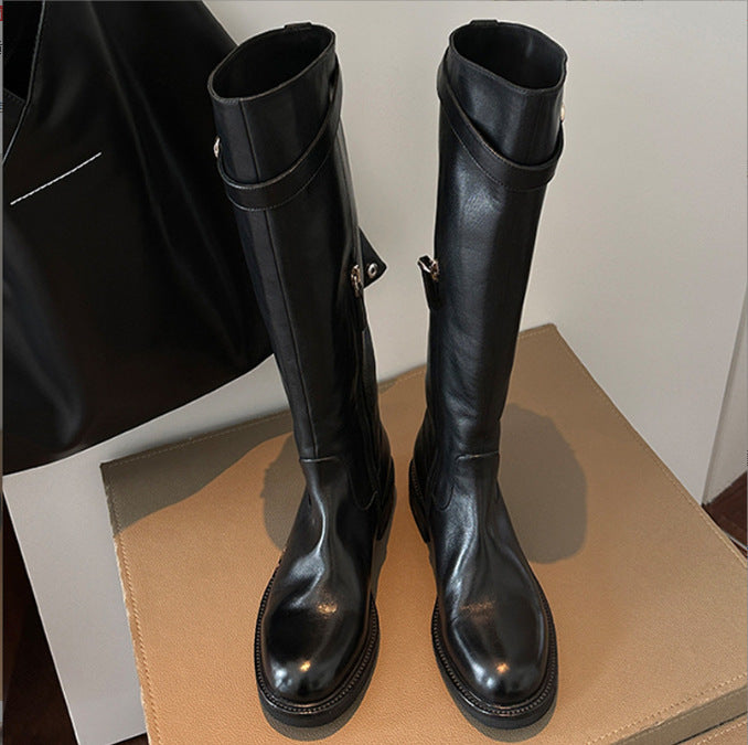 Damen kniehohe Lederstiefel mit flacher Profilsohle und Ziergurt Echo Archiv