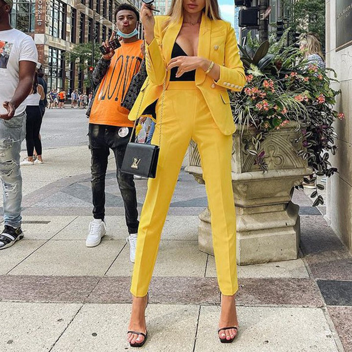 Damen Taillierter Hosenanzug mit tiefem Revers, Slim-Hose und goldenen Zierknöpfen – Avélisse