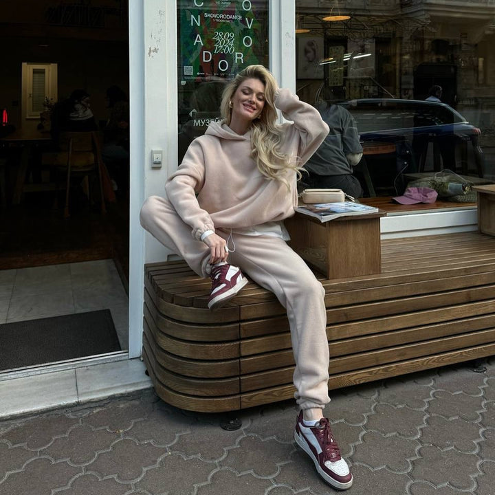 Damen kuscheliges Sweat-Set mit extralangem Kapuzenpullover, verdeckter Kängurutasche und schmal zulaufender Bündchenhose – Avérine