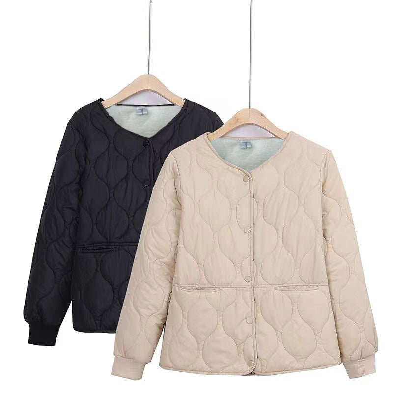 Damen ultraleichte wattierte Kurzjacke mit organischer Wellensteppung und elastischen Rippbündchen – Célinea