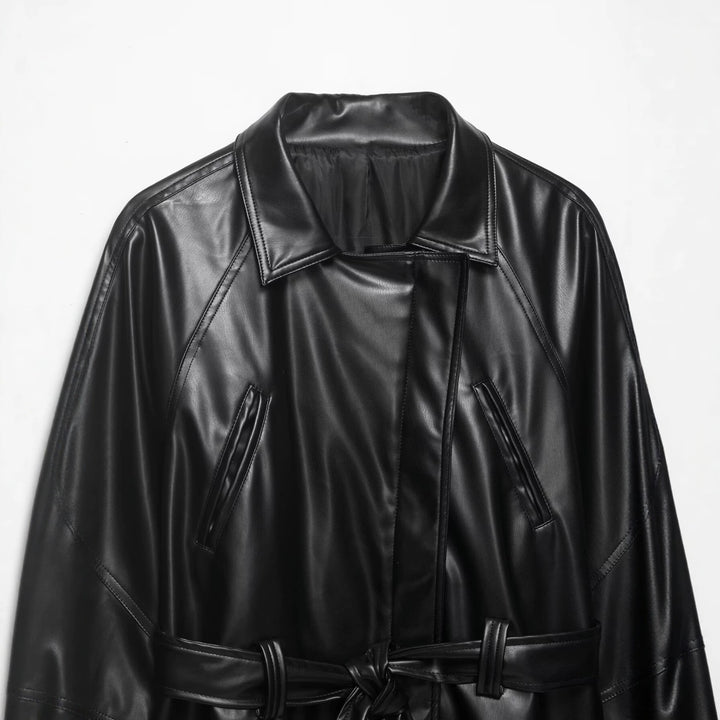 Damen Kurze Lederoptik-Trenchjacke mit Taillengürtel und überschnittenen Raglanärmeln Echo Archiv