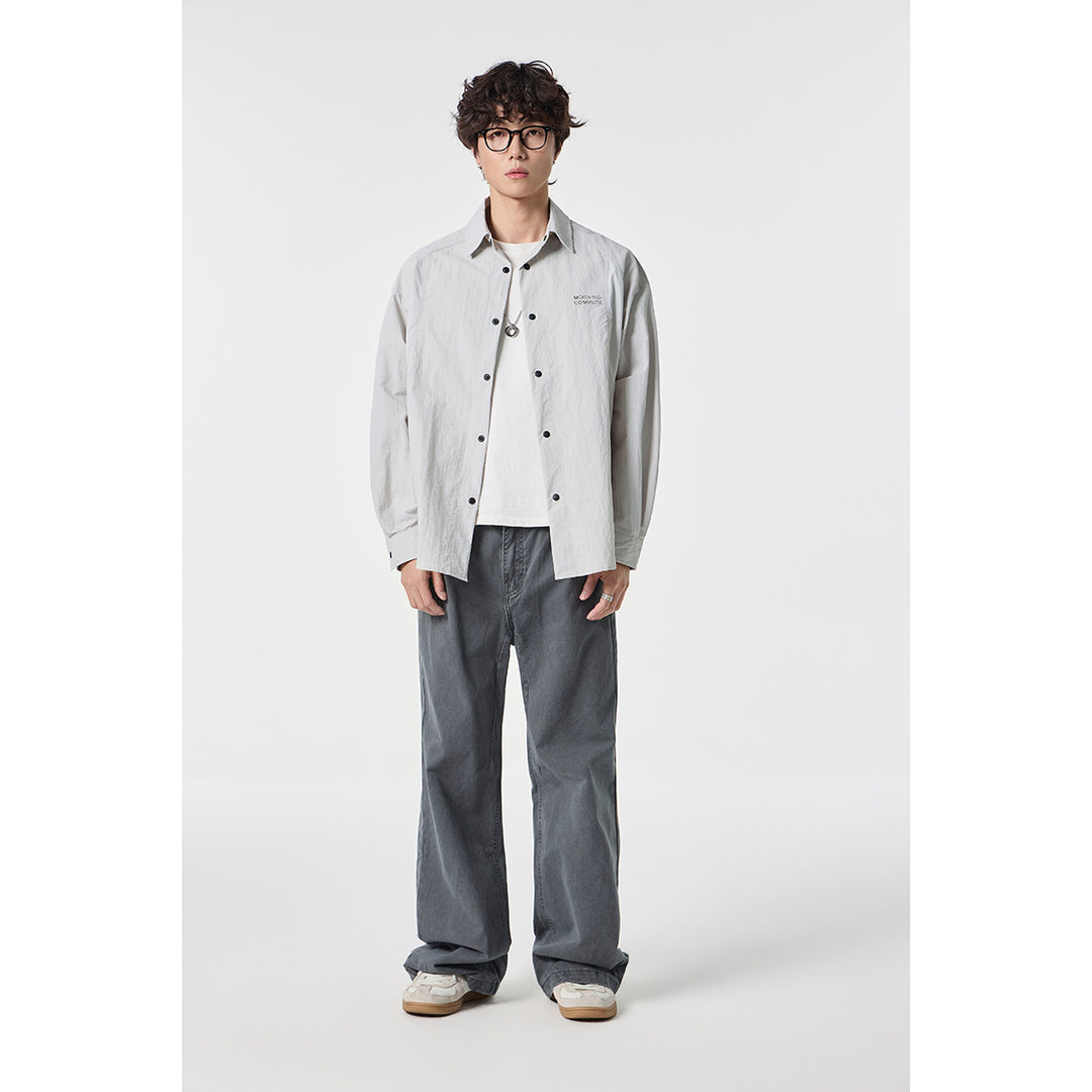 Unisex Lockeres Coach-Shirtjacke mit Kentkragen, Druckknopfleiste und minimalem Brustprint Echoarchiv