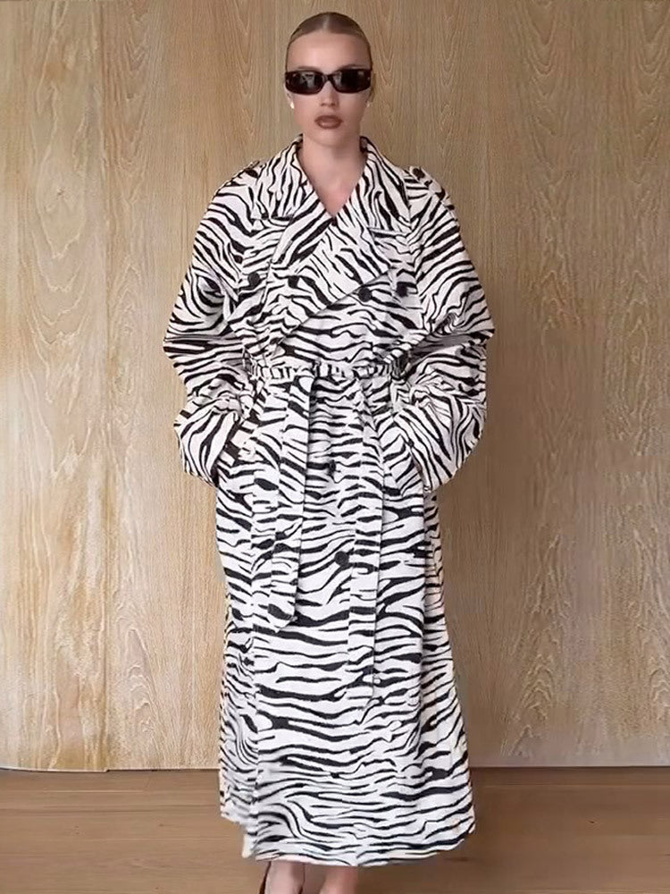 Damen Maxilanger Trenchcoat im Animal-Print mit voluminösem Schalkragen, bindegürtel und kastiger Silhouette Echoarchiv
