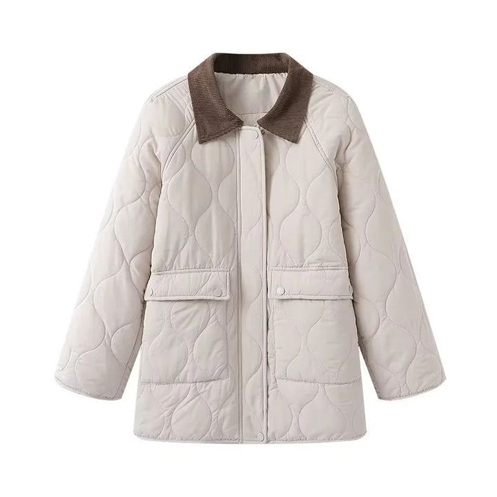Damen gesteppte Jacke mit organischer Wellensteppung, Cordkragen und großzügigen Pattentaschen – Célinea