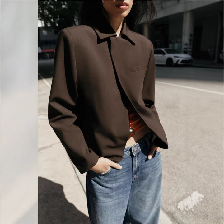 Damen Kurzer taillierter Blazer mit verdeckter Knopfleiste und geschwungenem Saum Echoarchiv
