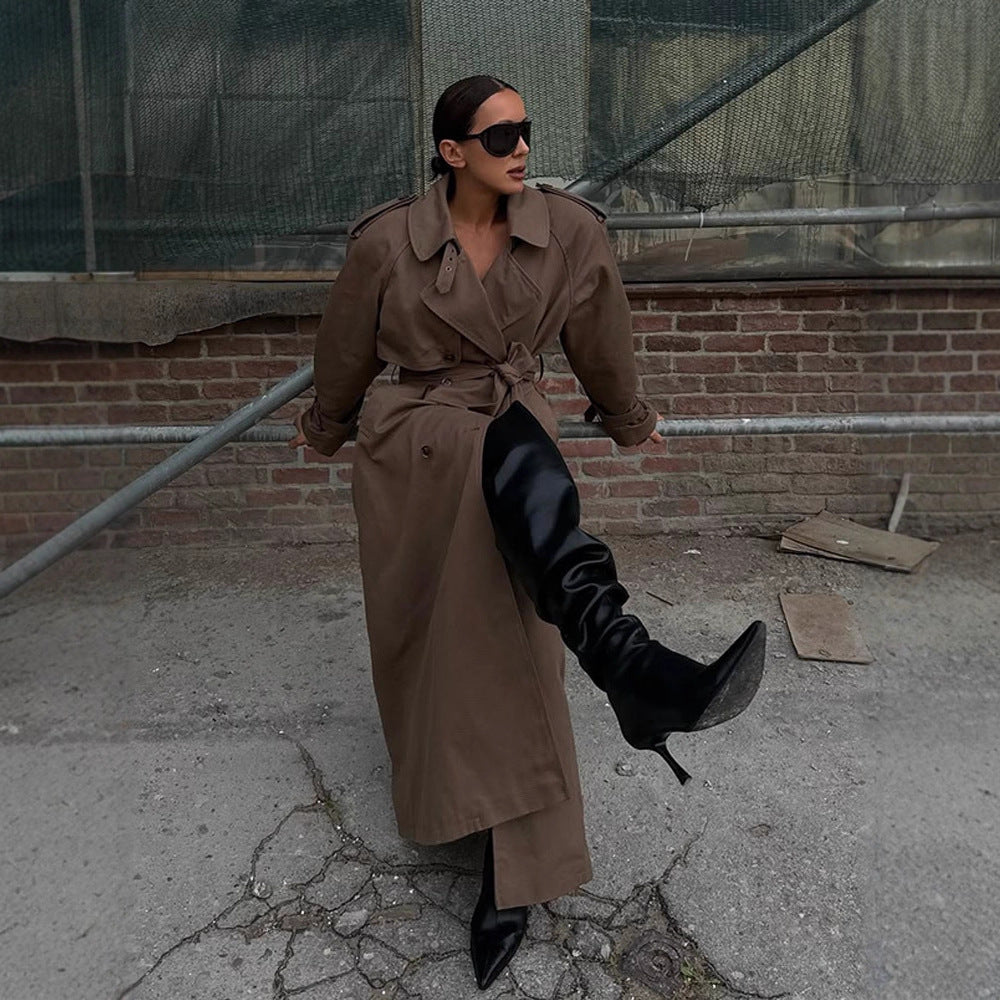 Damen Maxilanger Trenchcoat mit betonter Schulterpartie, doppelter Knopfleiste und Bindegürtel Echoarchiv