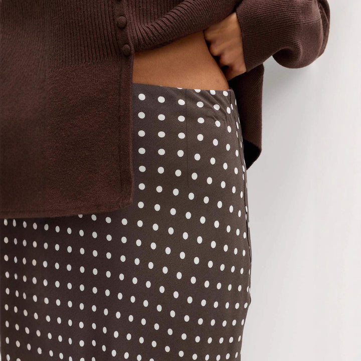 Damen Midirock mit Polka‑Dot Muster, asymmetrischem Saum und seitlichem Schlitz – Avérine