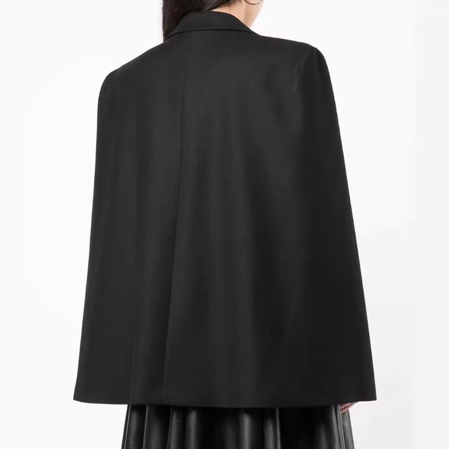 Damen Cape-Blazer mit Schlitzen an den Ärmeln und Satinrevers Echoarchiv
