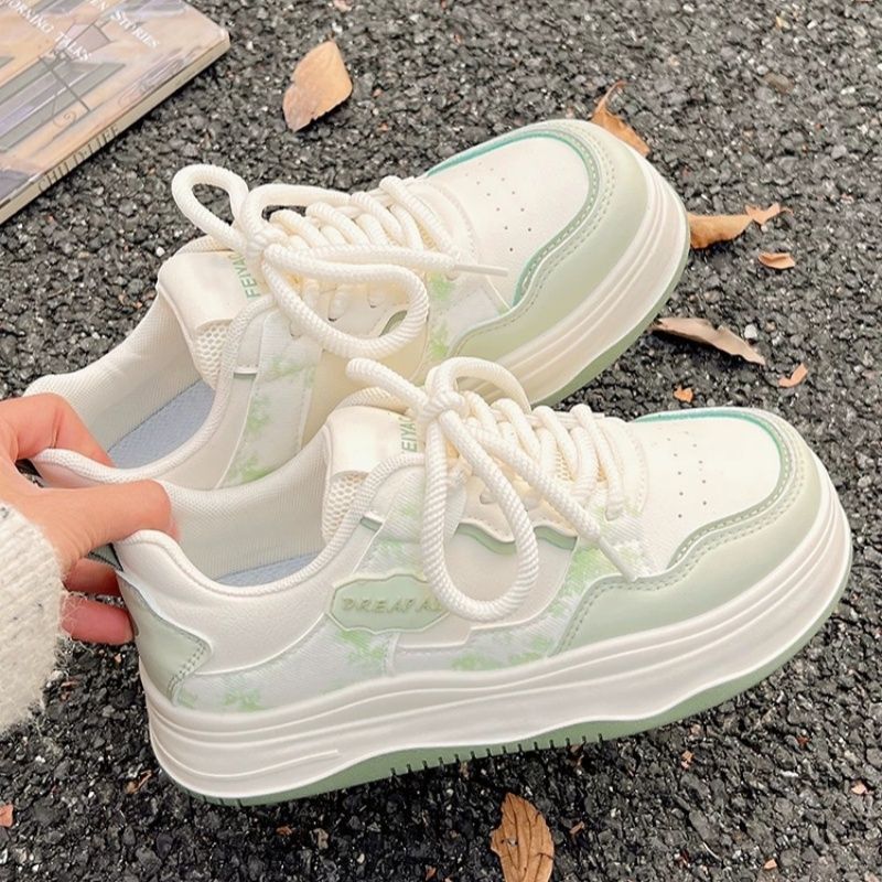 Damen Voluminöser Plateau‑Sneaker im Retro‑Citystil mit dezenter Marmorierung und dämpfender Keilsohle – Névara