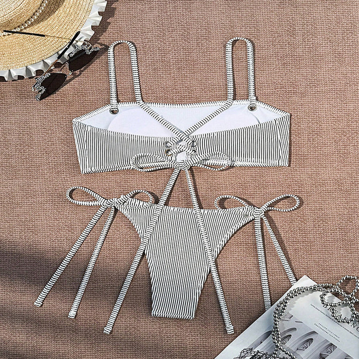 Damen Bandeau-Bikini mit strukturierter Oberfläche und verspielten Bindebändern Echo Archiv