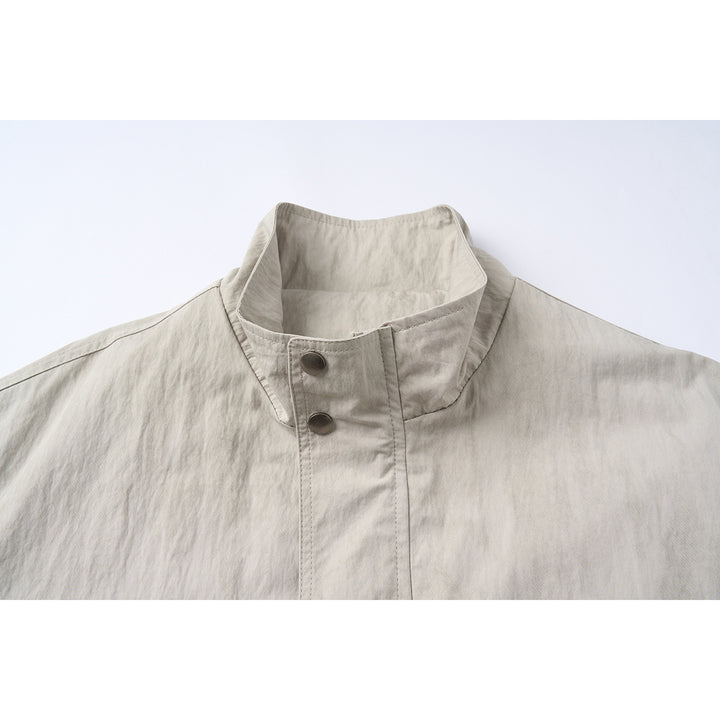 Unisex Kurzblouson im minimalistischen Workwear‑Look mit hohem Stehkragen und Druckknopfverschluss Echoarchiv