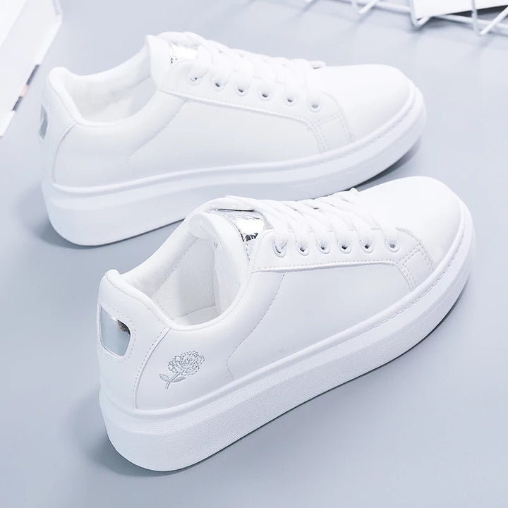 Damen nan urbaner Freizeit-Sneaker mit dezenter Rosenstickerei, erhöhtem Keilsohlenprofil und gepolstertem Komfortfußbett Echo Archiv