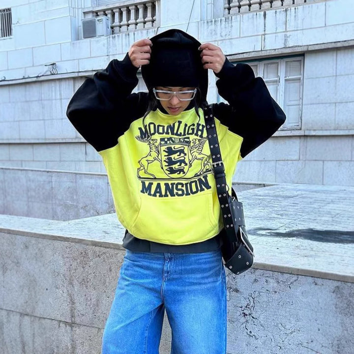 Damen Oversize Kapuzenpullover mit Kängurutasche und Vintage-College-Print – Avérine