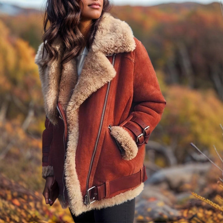 Damen Kurz geschnittene Aviator-Lederjacke mit Teddyfell‑Futter und Reißverschlussdetails Echo Archiv