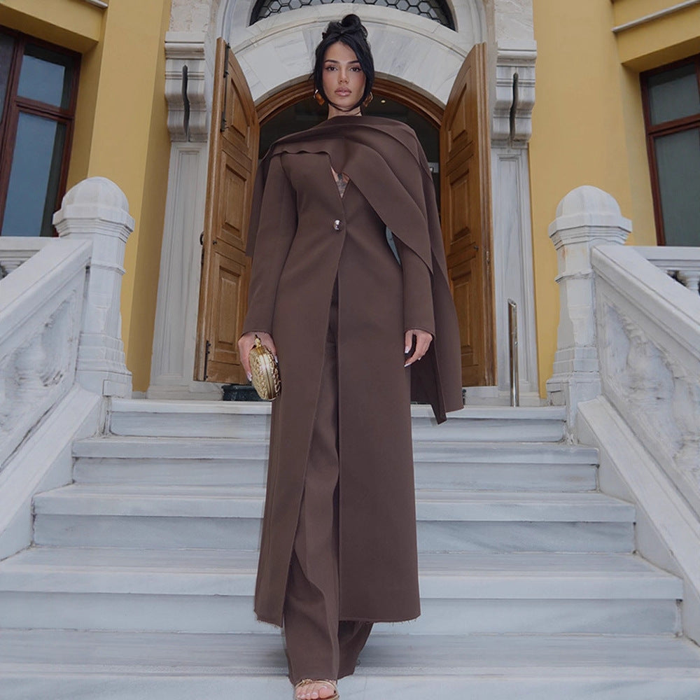 Damen Elegantes Mantelkleid mit Cape-Schulter und taillierter Silhouette Echoarchiv