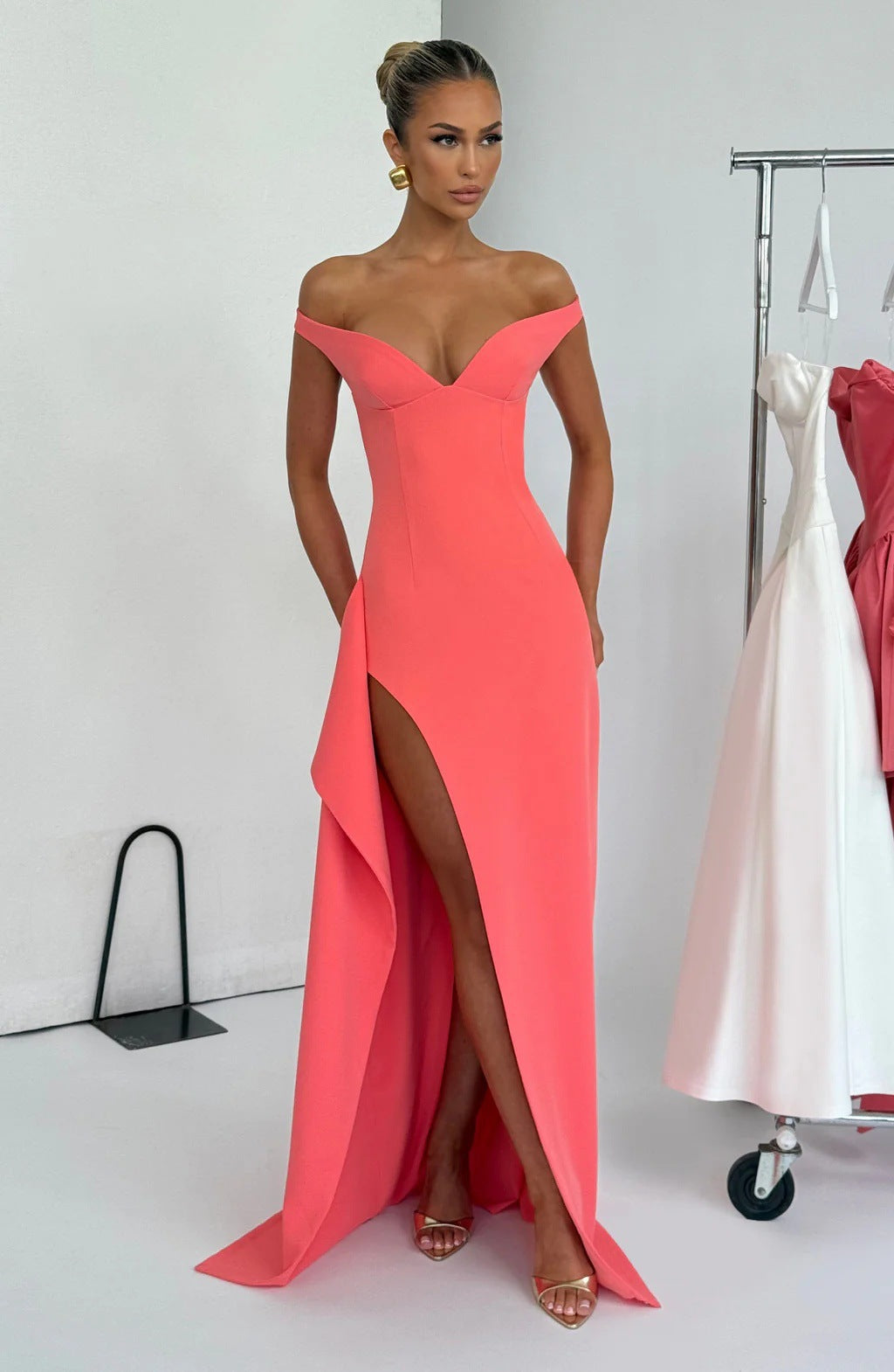 Damen Elegantes Maxikleid mit schulterfreiem Design und hohem Schlitz Echo Archiv