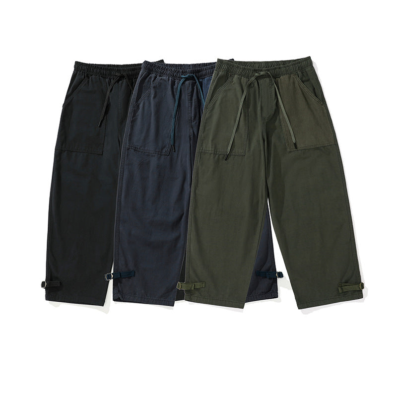 Herren weite Cropped Cargo‑Hose mit elastischem Tunnelzugbund, aufgesetzten Taschen und verstellbaren Knöchelriemen Echoarchiv