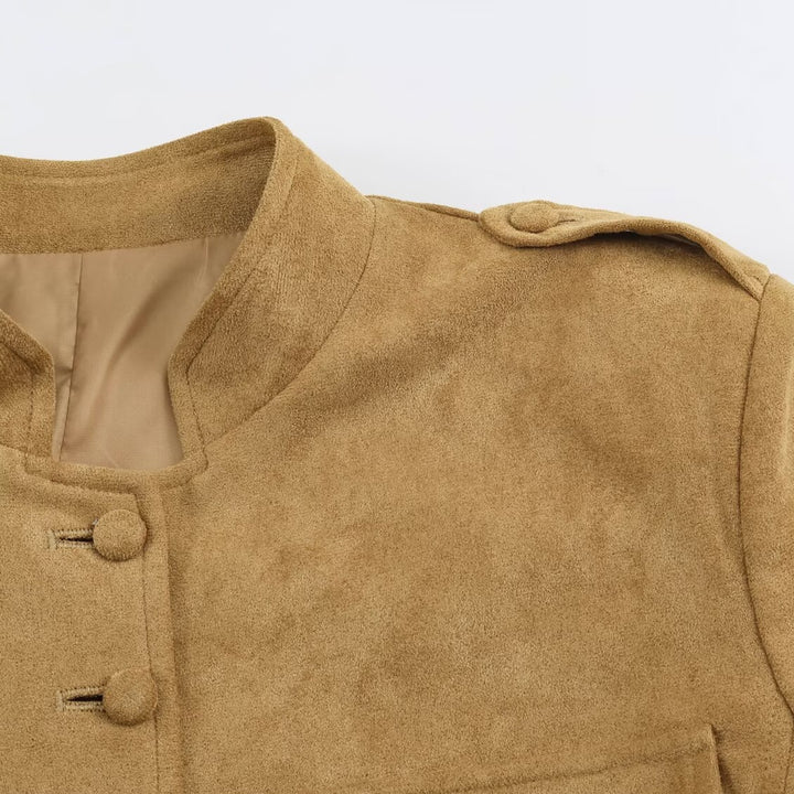 Damen Taillierte Veloursjacke im Fieldstil mit Stehkragen und Brustklappen Echo Archiv
