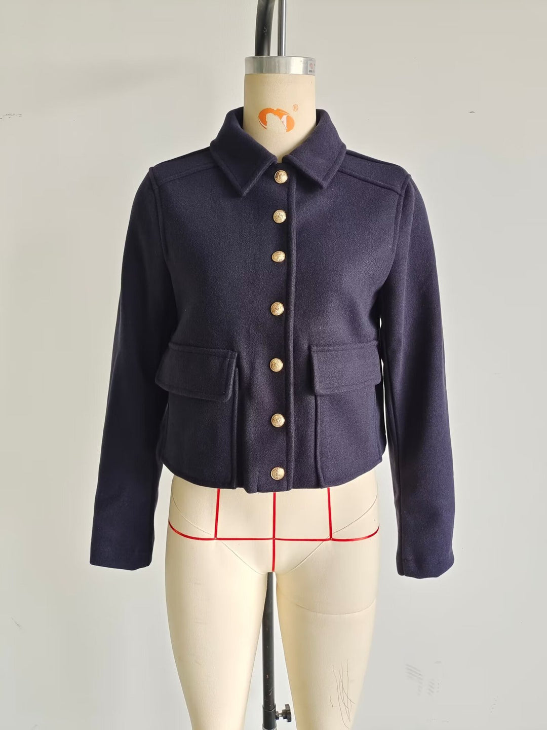 Damen Kurztaillierte Wolljacke mit Zierknöpfen und Pattentaschen – Célinea