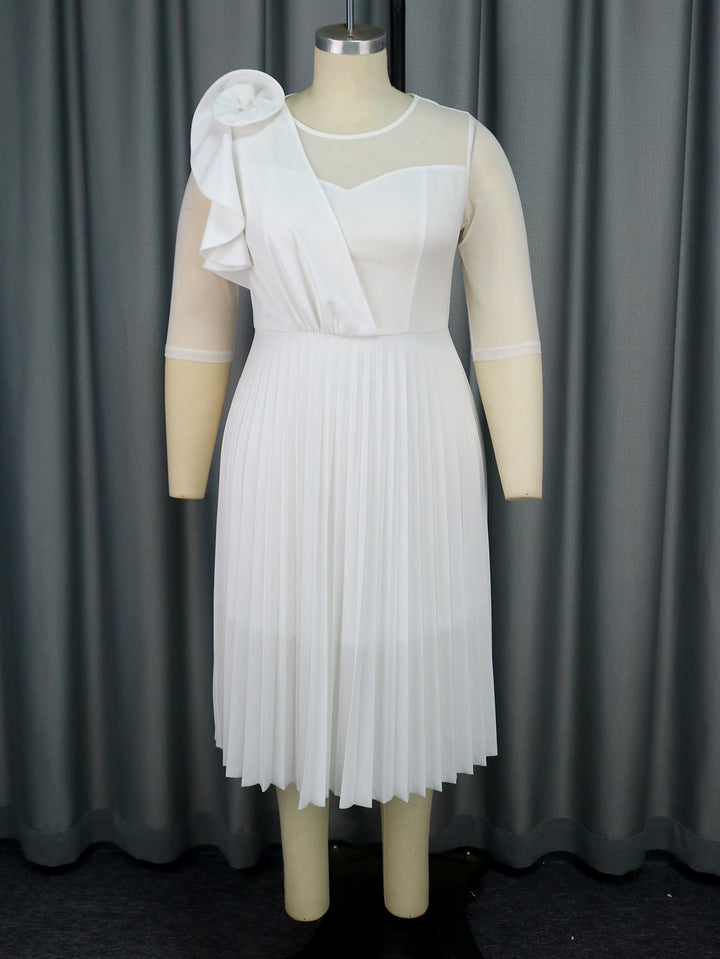Damen elegantes Plissee-Kleid mit asymmetrischem Design und floralen Akzent Echo Archiv