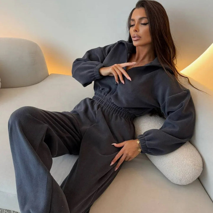 Damen eleganter Lounge-Overall mit elastischer Taillenpartie, Stehkragen, Reißverschluss und weitem Bein – Solévia