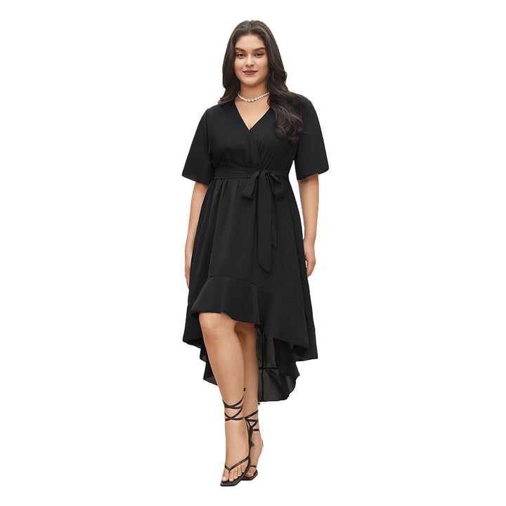 Damen Elegantes Wickelkleid mit asymmetrischem Saum und taillierendem Gürtel Echo Archiv