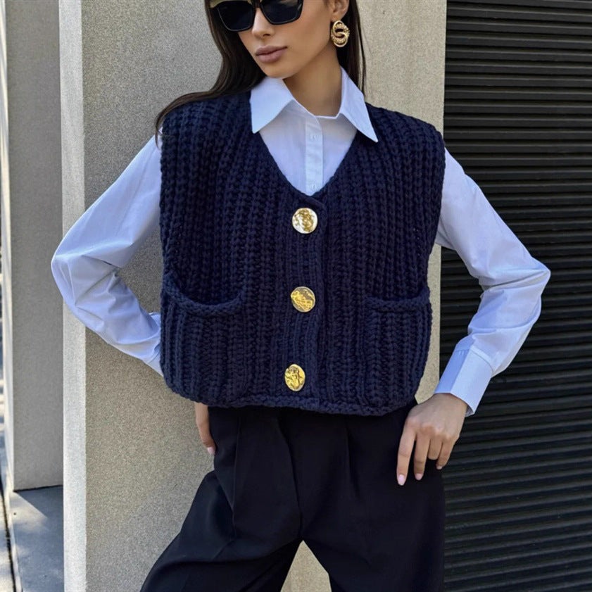 Damen Grobgestrickte Cropped Weste mit V-Ausschnitt und goldenen Zierknöpfen – Veloura