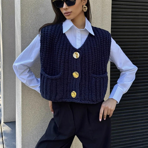 Damen Grobgestrickte Cropped Weste mit V-Ausschnitt und goldenen Zierknöpfen – Veloura