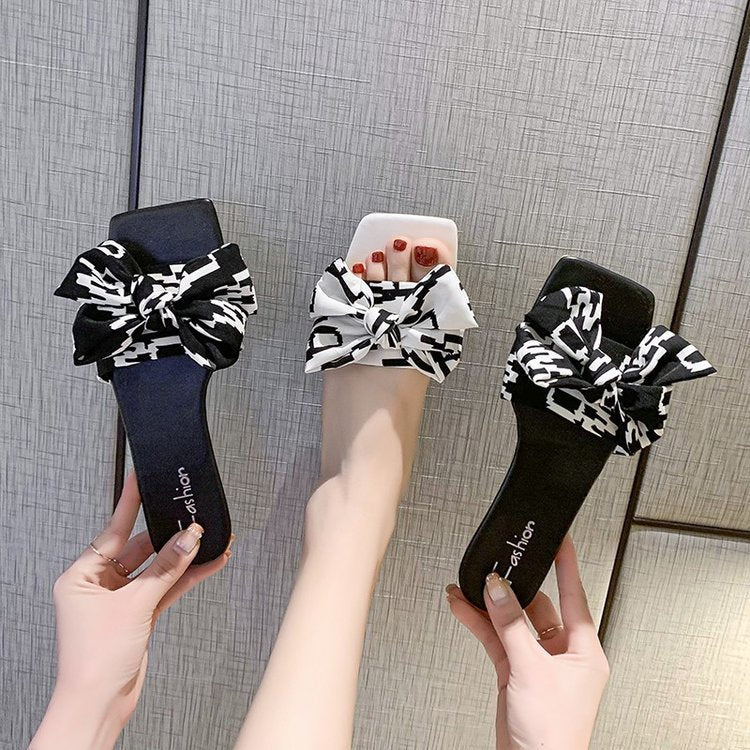 Damen Flache Riemen-Slides mit großem Stoffknoten und quadratischer Zehenpartie – Sorelia
