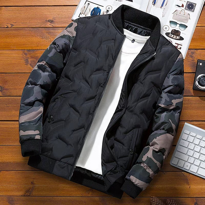 Herren gestepptes Bomberjacke im Army-Camouflage-Mix mit Rippenbündchen und Thermo‑Wattierung – Brevano