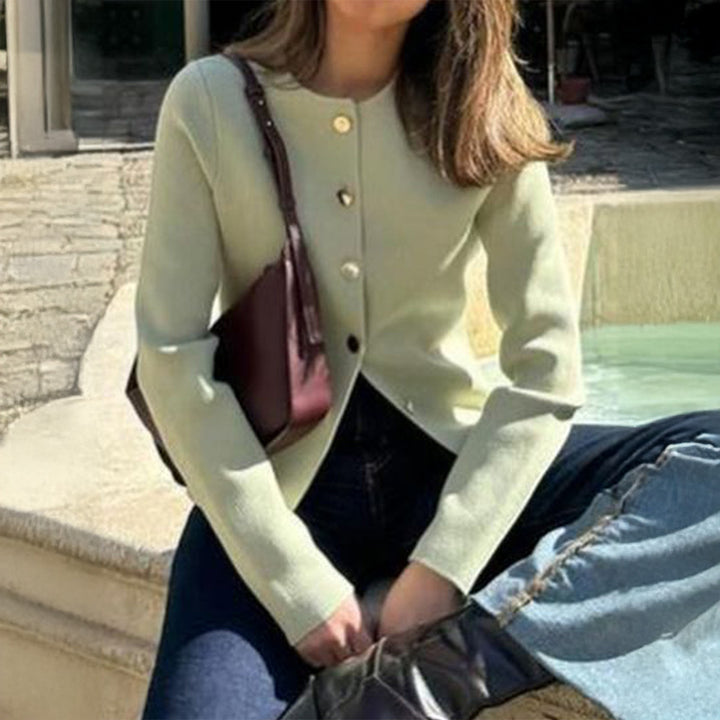 Damen taillierter Feinstrick-Cardigan mit asymmetrischer Goldknopf-Leiste und Frontschlitz – Veloura