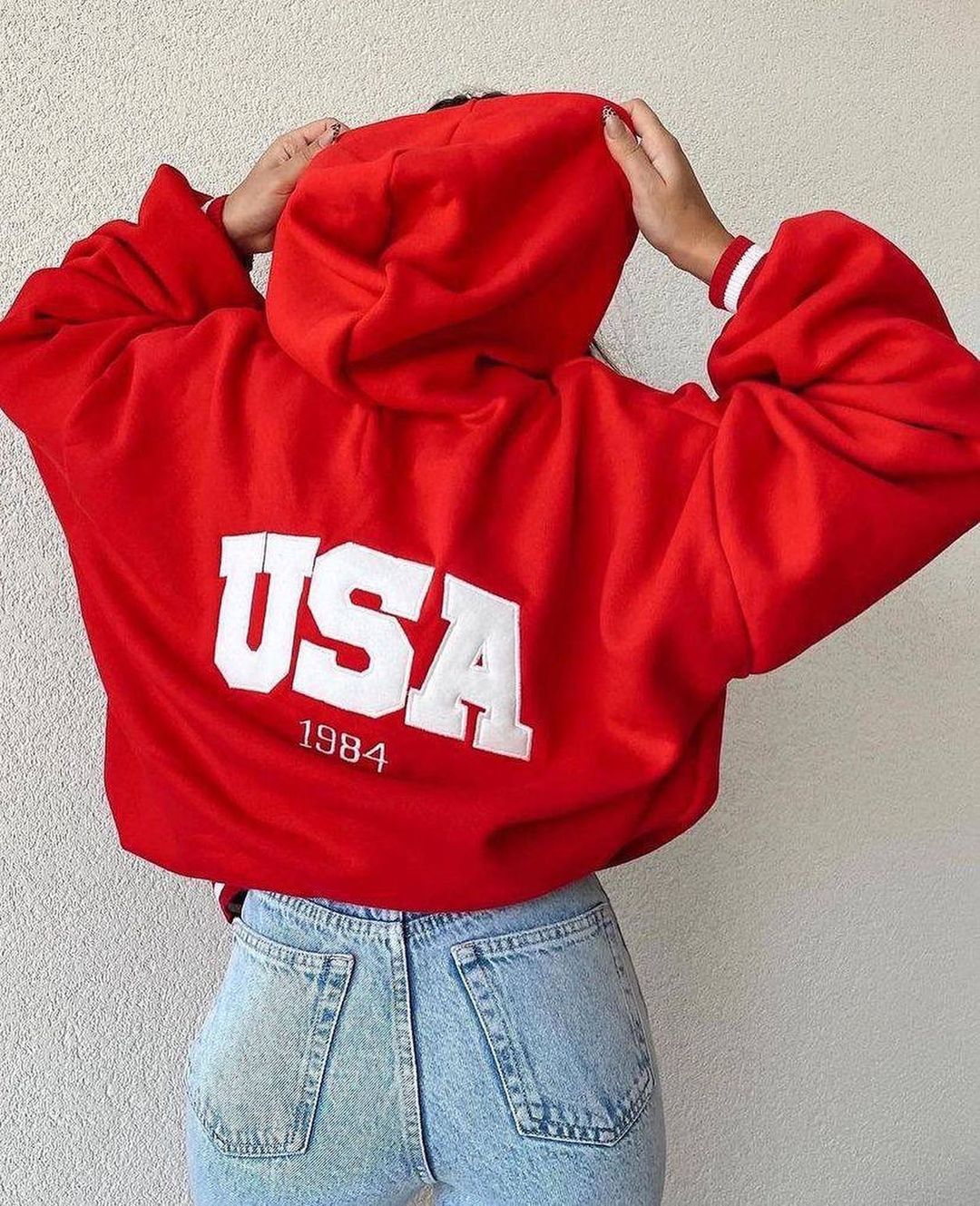 Damen Kurz geschnittener Oversize-Kapuzenpullover mit aufgenähter College-Applikation und gerippten Bündchen Echoarchiv