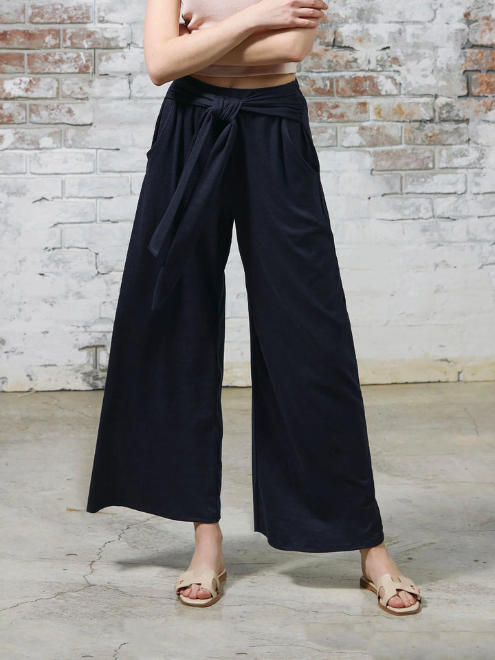 Damen Hochtaillierte Weite Palazzo-Hose mit Selbstbindendem Taillenbund und Seitentaschen – Avélisse