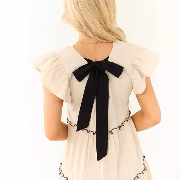 Damen Kurzes Stufenkleid im Babydoll-Stil mit V-Ausschnitt, Rüschenärmeln und kontrastreichen Ziernähten – Avérine