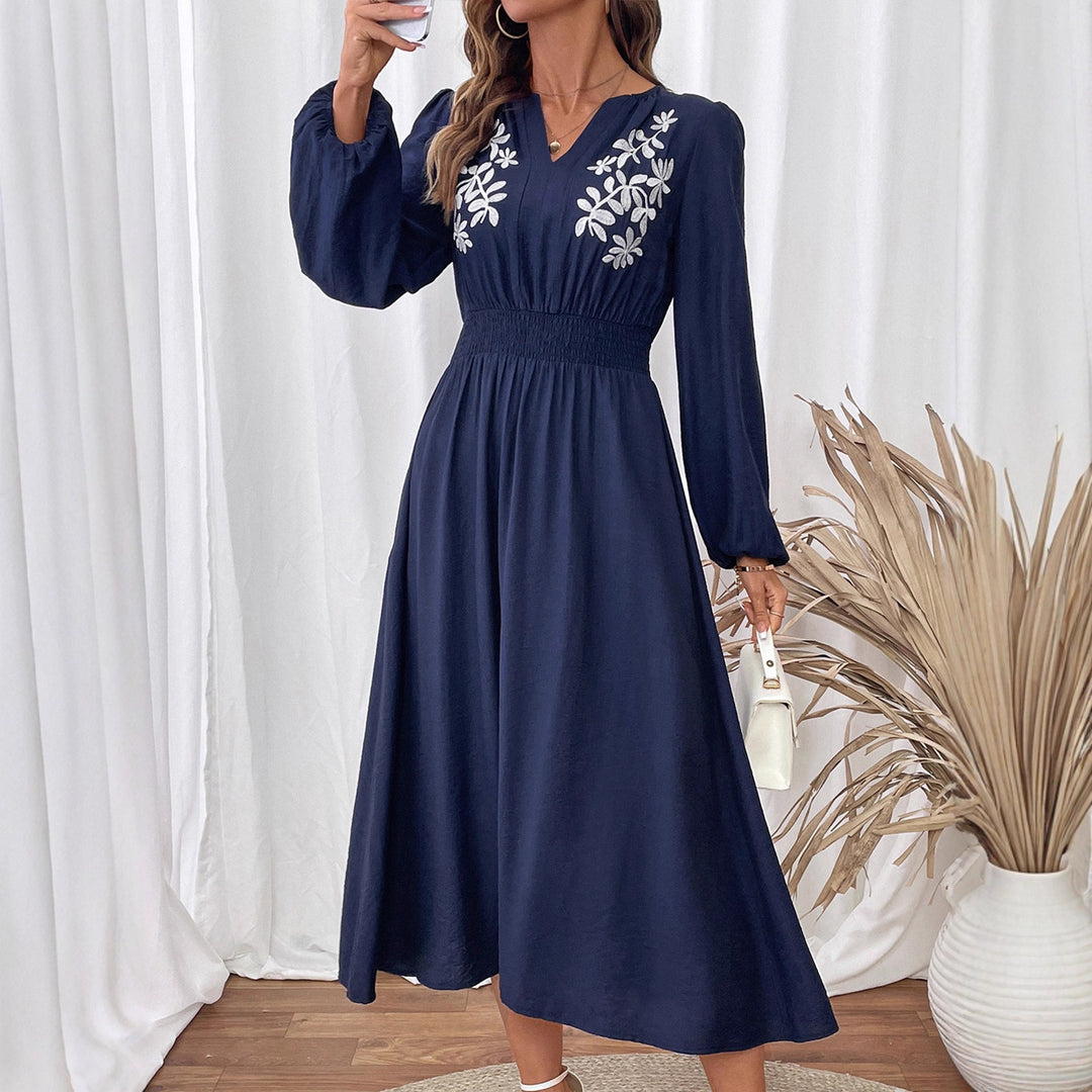 Damen Elegantes Midikleid mit floralem Stickmuster Echo Archiv