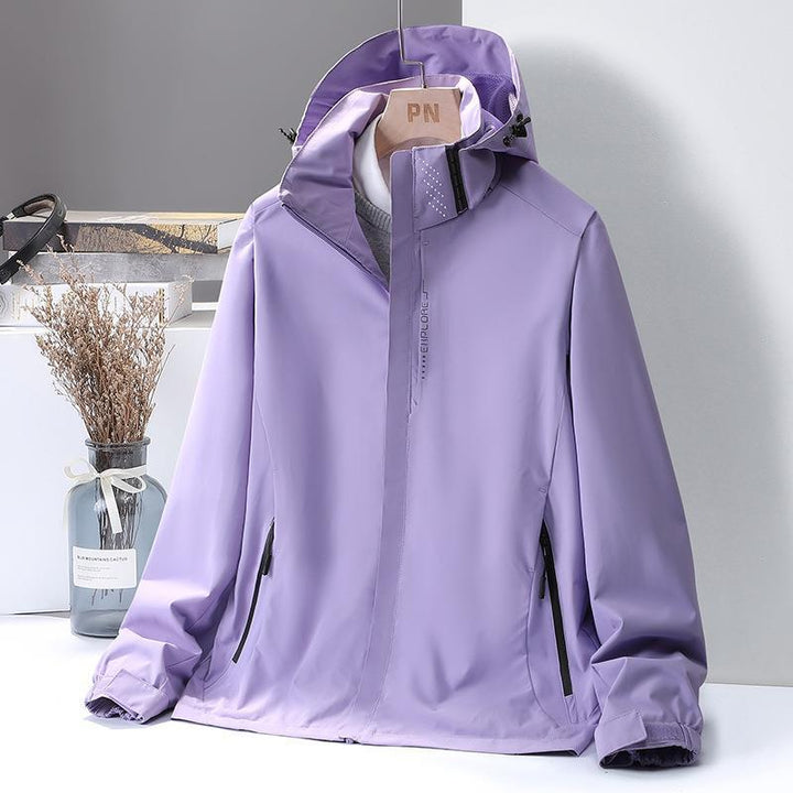 Damen Leichte Softshell-Kapuzenjacke mit winddichter Sturmleiste und verdeckten Reißverschlusstaschen – Célinea