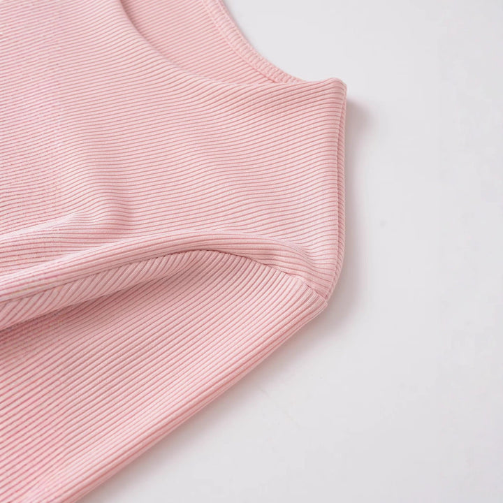 Damen Figurbetontes Rippshirt mit Carmenausschnitt und ausgestellten Schlagärmeln Echoarchiv