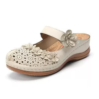 Damen Blumenverzierte Komfort-Pantolette mit Lochmuster, verstellbarem Klettriemen und gepolstertem Fußbett – Sorelia