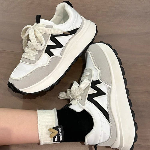 Damen Plateau-Chunky-Sneaker mit skulpturierter EVA-Sohle, Trail‑Profil und gepolstertem Komfortkragen – Névara